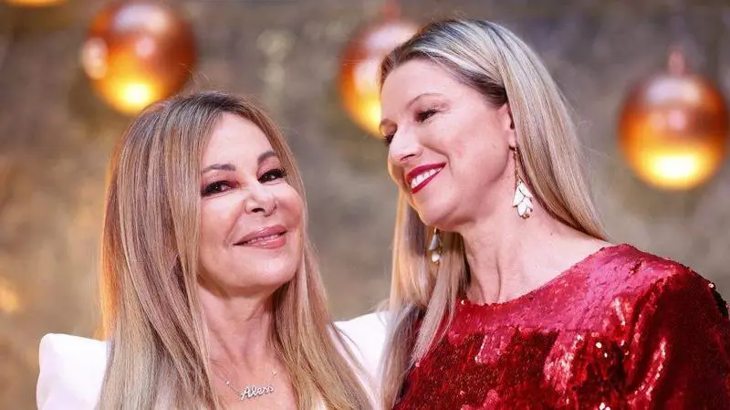  Ana Obreg&oacute;n y Anne Igartiburu en la presentaci&oacute;n de la programaci&oacute;n de Navidad de TVE en 2020 