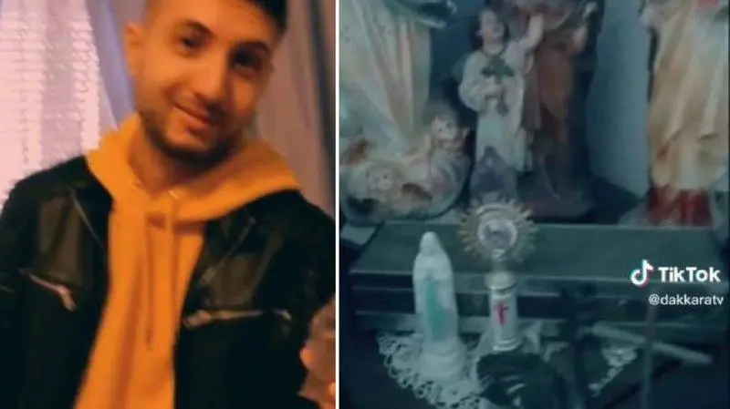  El nieto descubriendo la figura de Star Wars en el altar de los santos 