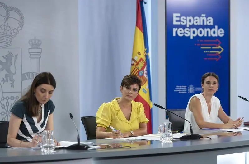  La ministra de Justicia, Pilar Llop; la ministra Portavoz, Isabel Rodr&iacute;guez y la ministra de Igualdad, Irene Montero 