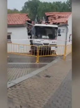  Un cami&oacute;n se empotra contra una vivienda de Sant Cugat, en Barcelona 