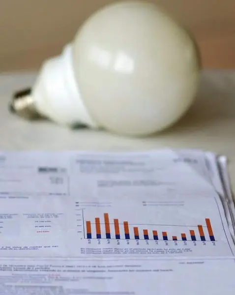  Una factura de la luz y una bombilla, imagen de archivo 