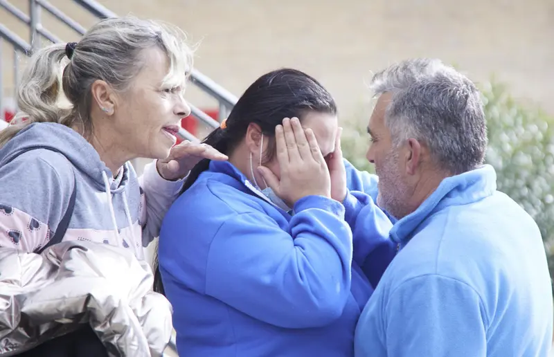  La madre del menor, junto a sus padres en la puerta del Infantil del Hospital Virgen del Roc&iacute;o, a 9 de diciembre de 2022 en Sevilla (Andaluc&iacute;a, Espa&ntilde;a). - Joaquin Corchero - Europa Press 