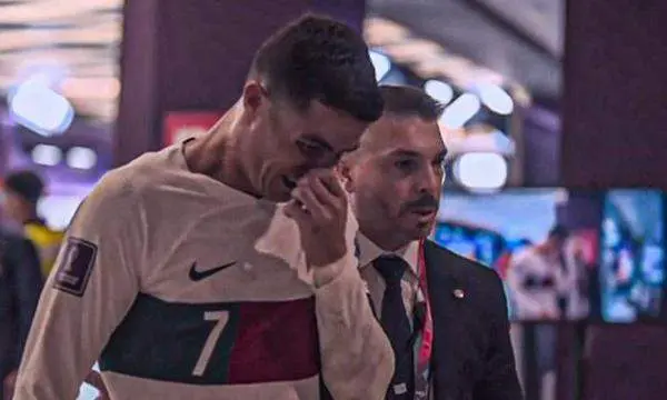  Cristiano Ronaldo llorando en el t&uacute;nel de vestuarios 