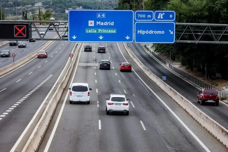  Varios veh&iacute;culos circulan por la autov&iacute;a A-6 