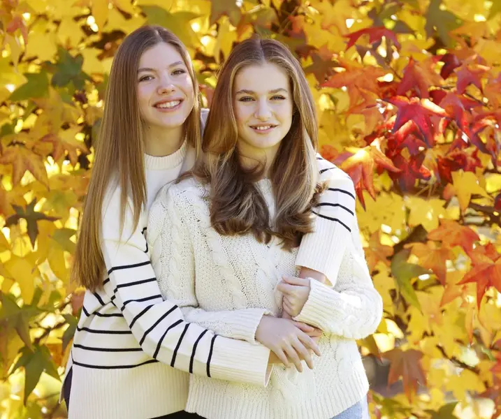  La Princesa Leonor y la Infanta Sof&iacute;a en la felicitaci&oacute;n navide&ntilde;a de los Reyes en 2022 - CASA S. M. EL REY 