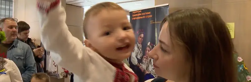 Mykita con su madre en el mercadillo navide&ntilde;o de la Fundaci&oacute;n Aladina 