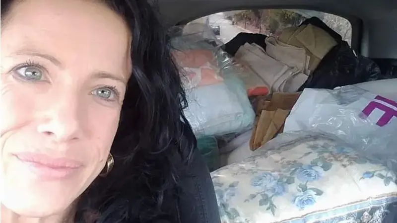  Roc&iacute;o en su taxi con donaciones de los vecinos 