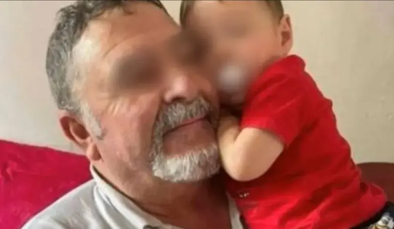  El peque&ntilde;o Daniel junto a su abuelo 