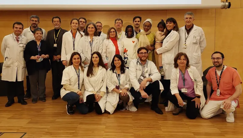  Equipo del hospital y la familia de la paciente - HOSPITAL DE SANT PAU 