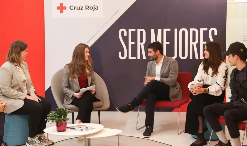  La Princesa de Asturias conversa con j&oacute;venes voluntarios de Cruz Roja durante su visita a la sede en Madrid - CASA DE S. M. EL REY 