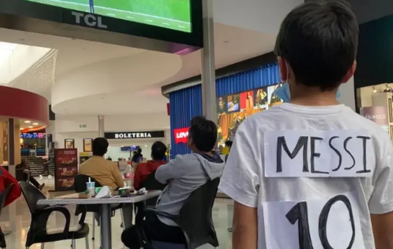 El ni&ntilde;o con la camiseta de Messi que el mismo hizo 