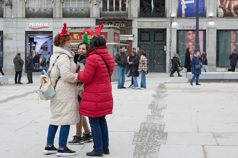 Varias personas en la remodelada y peatonalizada Puerta del Sol, a 4 de diciembre de 2022, en Madrid (Espa&ntilde;a). Con motivo del puente de la Constituci&oacute;n la Puerta del Sol ha quedado despejada y accesible para facilitar la movilidad en la zona durante este - Jes&uacute;s Hell&iacute;n - Europa Press 