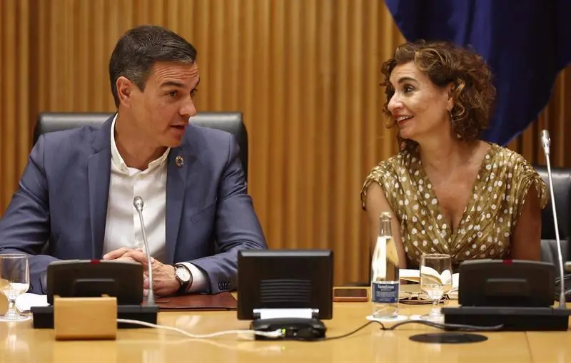  El presidente del Gobierno y secretario general del PSOE, Pedro S&aacute;nchez y la ministra de Hacienda y Funci&oacute;n P&uacute;blica, Mar&iacute;a Jes&uacute;s Montero 