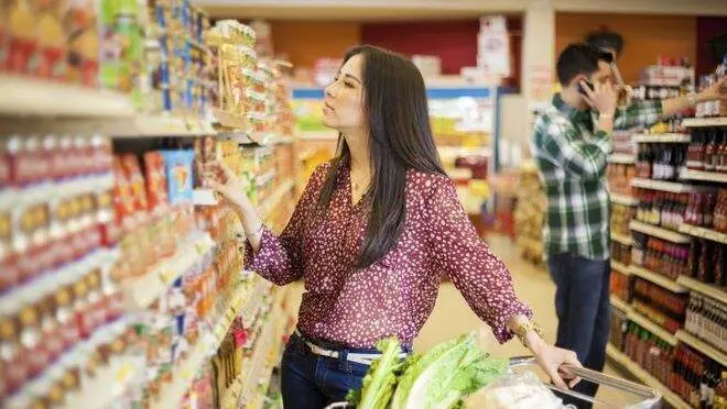  Mujer haciendo la compra 