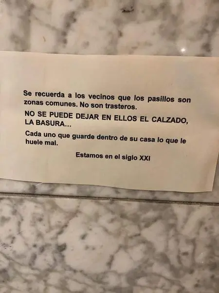  El cartel colgado en la comunidad de vecinos de Pontevedra 