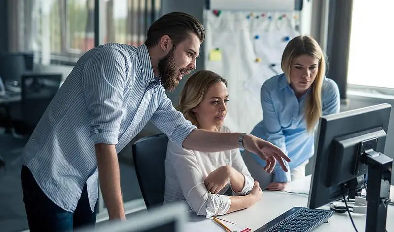  J&oacute;venes en pr&aacute;cticas 