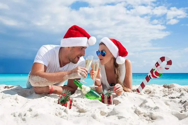  Pareja celebrando la Navidad en una playa paradisiaca 