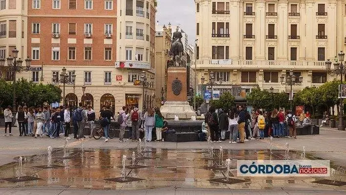  Grupo de j&oacute;venes en Plaza de las Tendillas 