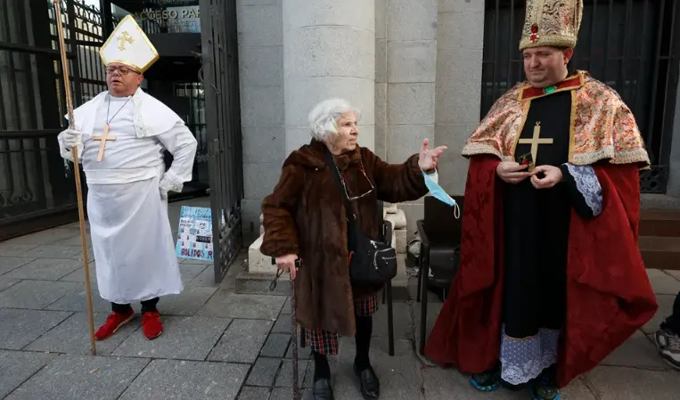  Las tres primeras personas que hacen cola frente al Sal&oacute;n de Loter&iacute;as 