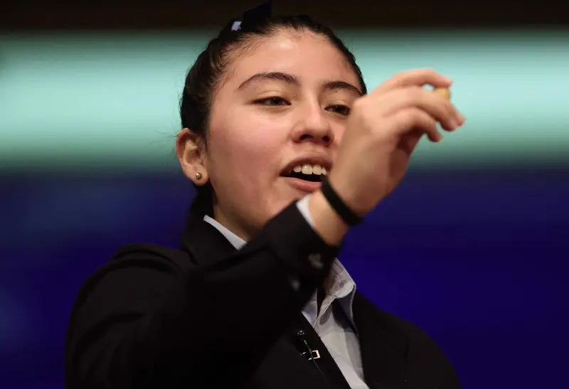  Archivo - Yanisse Alexandra, una de las ni&ntilde;as de la residencia de San Ildefonso, posa minutos despu&eacute;s de cantar el primer premio 86148, durante la celebraci&oacute;n del Sorteo Extraordinario de la Loter&iacute;a de Navidad 2021 en el Teatro Real de Madrid, a 22 de dic - Eduardo Parra - Europa Press - Archivo 