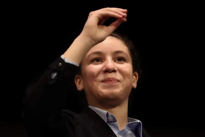  Archivo - Aya Ben, una de las ni&ntilde;as de la residencia de San Ildefonso, posa minutos despu&eacute;s de cantar el segundo y un quinto premio, durante la celebraci&oacute;n del Sorteo Extraordinario de la Loter&iacute;a de Navidad 2021 en el Teatro Real de Madrid, a 22 de diciem - Eduardo Parra - Europa Press - Archivo 