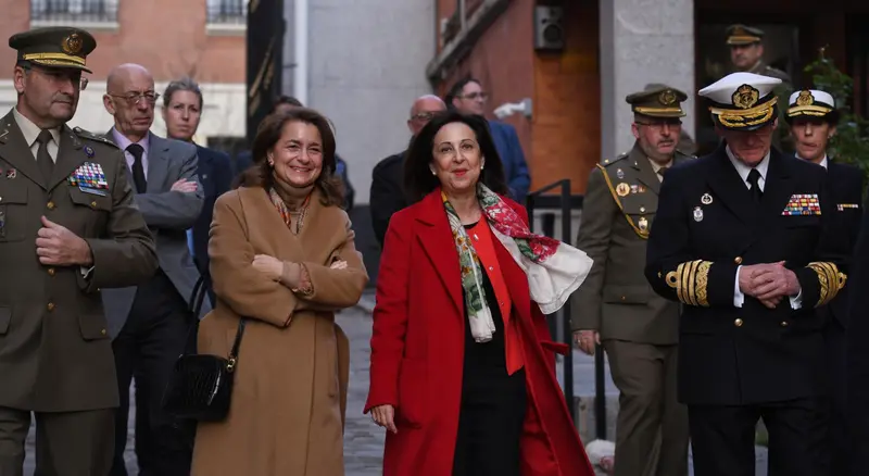  La subsecretar&iacute;a de Estado de Defensa, Adoraci&oacute;n Mateos Tejada (i), y la ministra de Defensa, Margarita Robles (c), a su llegada al acto de reconocimiento a la Fuerzas Armadas en la Escuela de Guerra del Ej&eacute;rcito de Tierra - Fernando S&aacute;nchez - Europa Press 