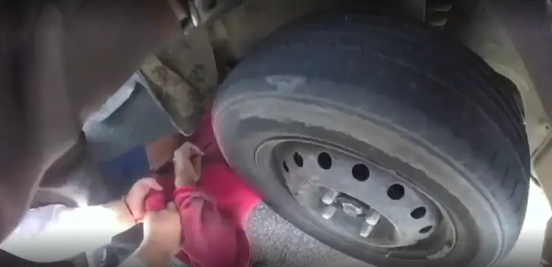  La polic&iacute;a y los ciudadanos salvan a un hombre que qued&oacute; atrapado tras un atropello 