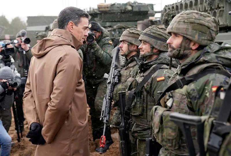  Pedro S&aacute;nchez con las tropas espa&ntilde;olas 