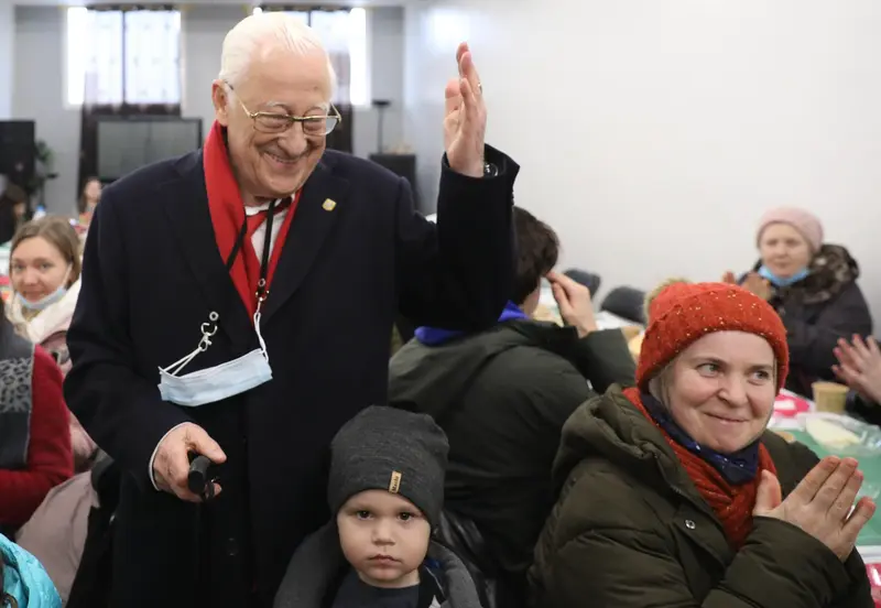  Archivo - El Padre &Aacute;ngel es felicitado por su cumplea&ntilde;os, por las personas llegadas de Ucrania, tras haber finalizado un viaje en autob&uacute;s, organizado por REMAR RUMAN&Iacute;A para escapar de Ucrania, a 11 de marzo de 2022, en Ajalvir, Madrid (Espa&ntilde;a). - Marta Fern&aacute;ndez Jara - Europa Press - Archivo 