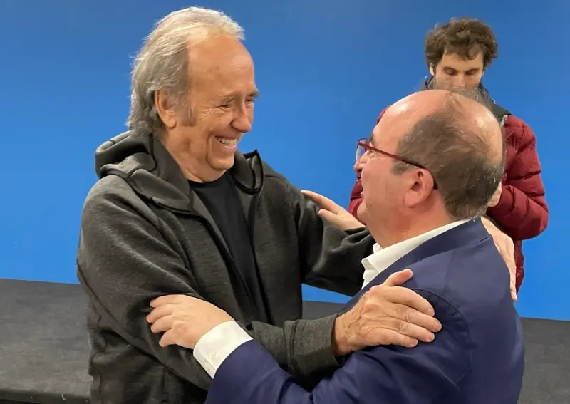  El cantautor barcelon&eacute;s Joan Manuel Serrat y el ministro de Cultura y Deporte, Miquel Iceta - @MIQUELICETA 