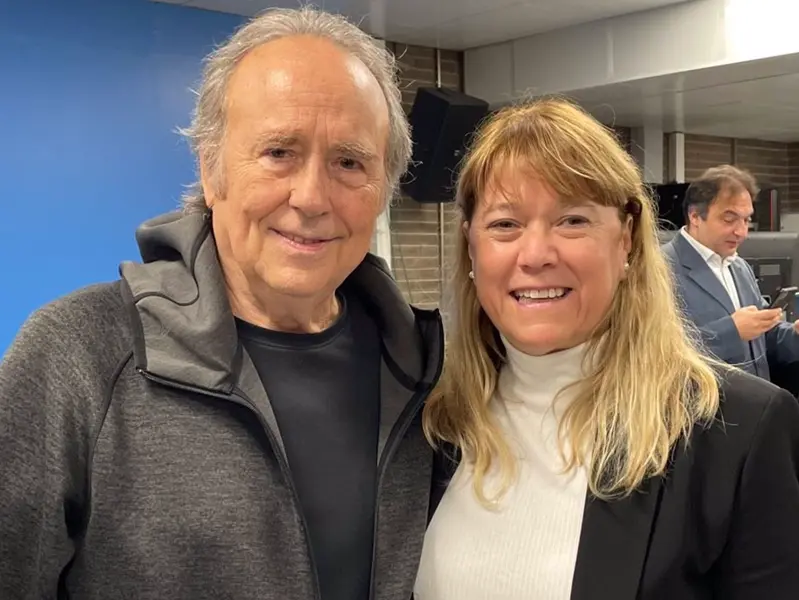  La consellera de Cultura, Nat&agrave;lia Garriga, junto al cantautor Joan Manuel Serrat - @NATALIA_GARRIGA 