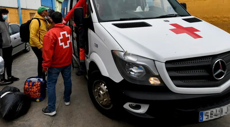  Archivo - Imagen de archivo de un equipo de Cruz Roja atendiendo a migrantes en Ceuta. - Antonio Sempere - Europa Press - Archiv 