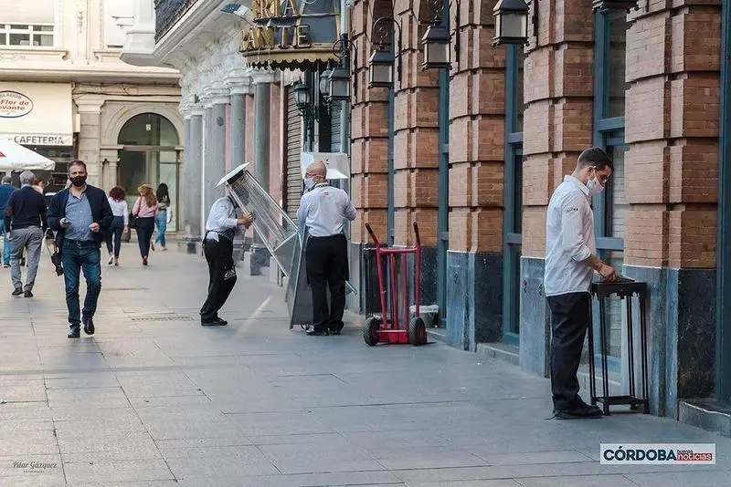  Camareros de un bar de las Tendillas recogiendo para el cierre / Pilar Gázquez. 