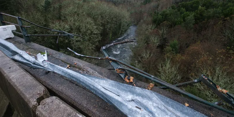  Estado en el que ha quedado la mediana por donde se despe&ntilde;&oacute; el autob&uacute;s, en el r&iacute;o L&eacute;rez , a 25 de diciembre de 2022, en el concello de Cerdedo-Cotobade, Pontevedra, Galicia. - C&eacute;sar Arxina - Europa Press 