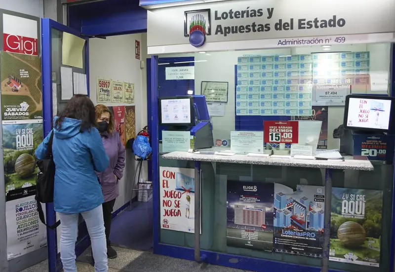  Archivo - Varias empleadas en la administraci&oacute;n situada en la zona del AVE de la Estaci&oacute;n de Atocha que ha vendido parte del n&uacute;mero 44469 correspondiente al segundo premio del Sorteo Extraordinario de la Loter&iacute;a de Navidad, a 6 de enero de 2022, en Madrid - Jes&uacute;s Hell&iacute;n - Europa Press - Archivo 