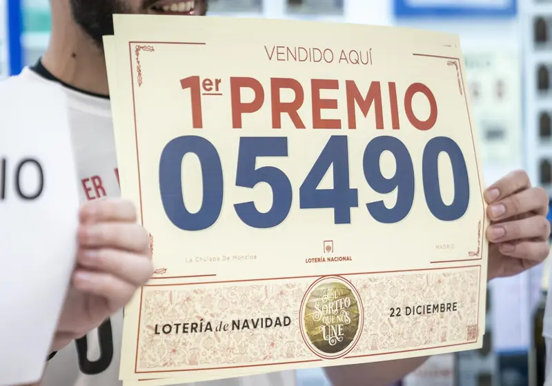  Un empleado de la administraci&oacute;n situada en el intercambiador de Moncloa llamada 'La chulapa de Moncloa' celebra que han vendido parte del n&uacute;mero 5490 correspondiente al 'Gordo' del Sorteo Extraordinario de la Loter&iacute;a de Navidad, a 22 de diciembre de 2022 - A. P&eacute;rez Meca - Europa Press 