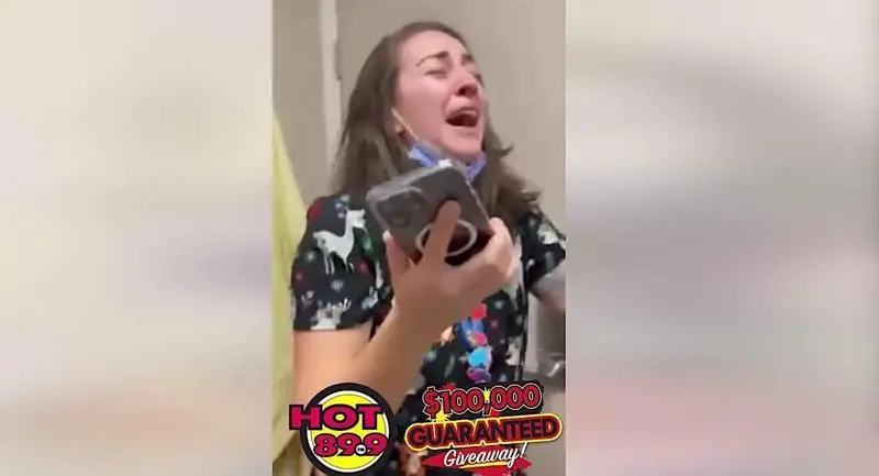  La enfermera Nicole, reaccionando a su premio 