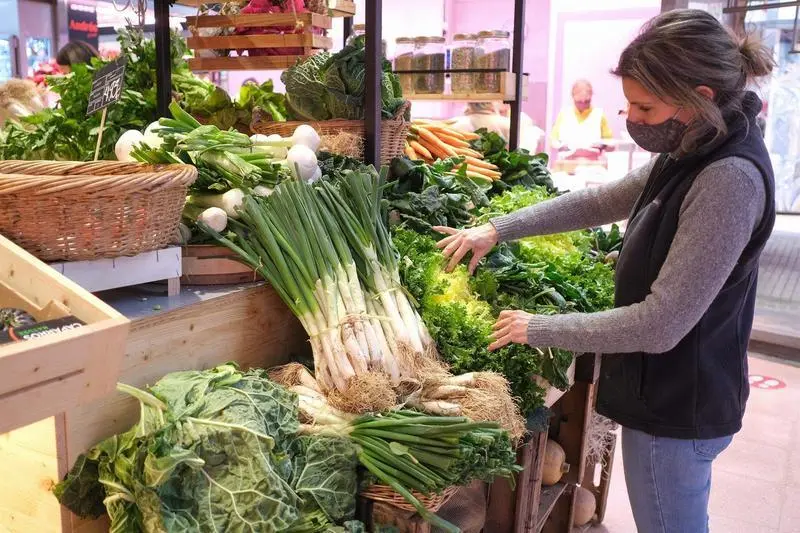 Una mujer coloca los 'cal&ccedil;ots&rsquo; en su establecimiento de verduras, a 28 de enero de 2022, en Maspujols, Tarragona, Catalunya (Espa&ntilde;a). Comienza en la provincia de Tarragona la temporada de recogida de los &lsquo;cal&ccedil;ots&rsquo;. Esta variedad de cebolla da lu 