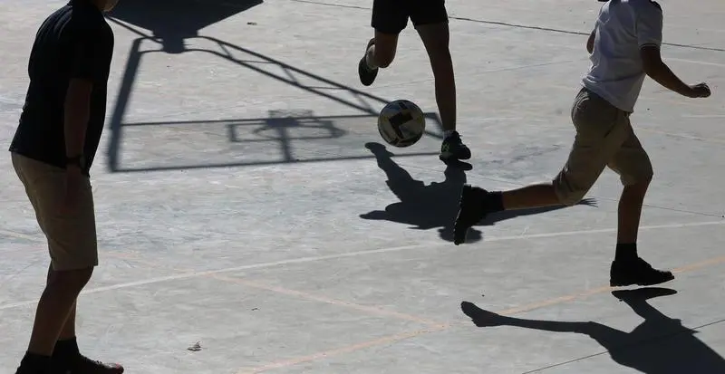  Varios ni&ntilde;os juegan en el colegio 