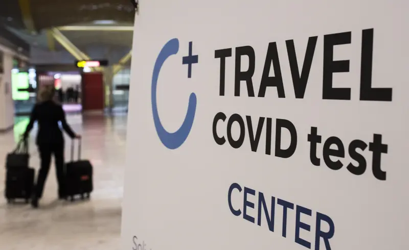  Archivo - Un cartel en el que se lee: "Travel Covid Test Center" en la terminal T4 del Aeropuerto Adolfo Su&aacute;rez Madrid-Barajas, a 21 de mayo de 2021. - Alejandro Mart&iacute;nez V&eacute;lez - Europa Press - Archivo 