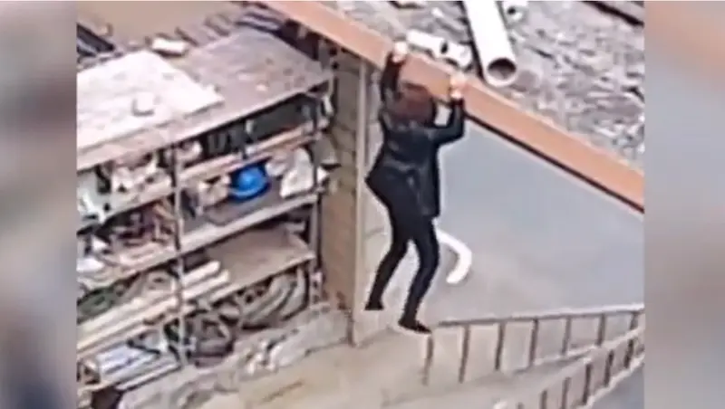  La mujer colgada del tejado de su vivienda 