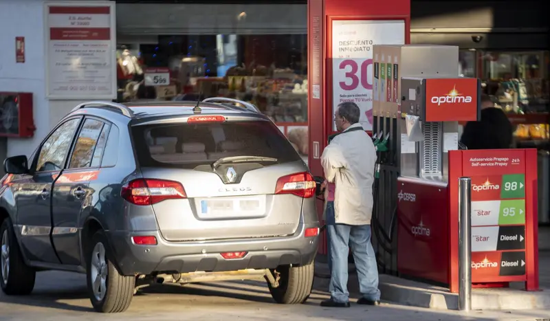  Un hombre reposta combustible en una gasolinera, a 27 de diciembre de 2022, en Madrid (Espa&ntilde;a). - A. P&eacute;rez Meca - Europa Press 