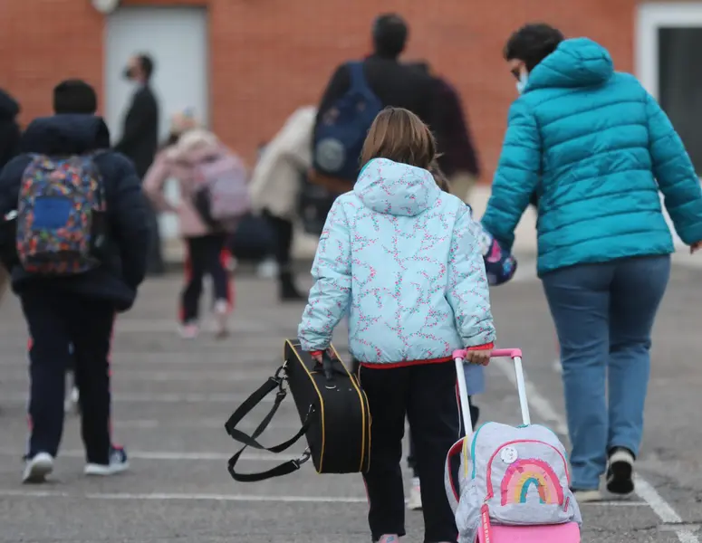  Archivo - Una ni&ntilde;a a su llegada a clase - Isabel Infantes - Europa Press - Archivo 