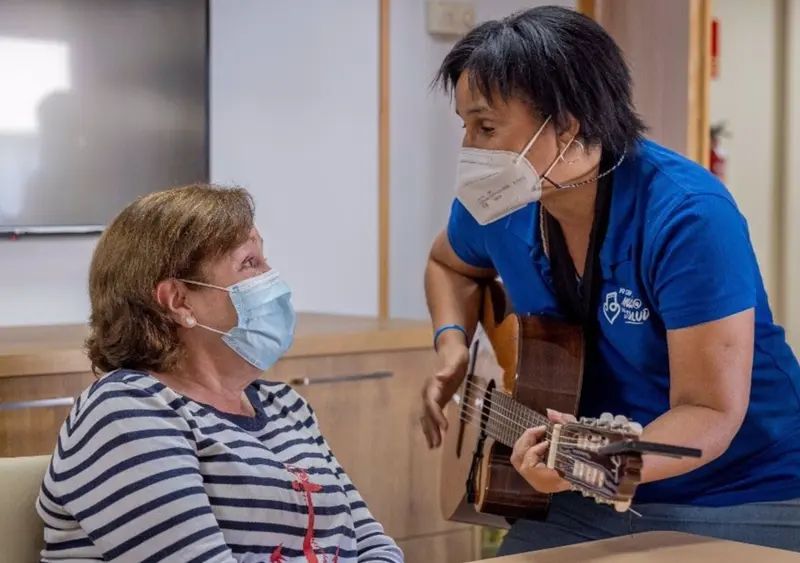  Archivo - Persona mayor, cantar, terapia. - M&Uacute;SICOS POR LA SALUD - Archivo 