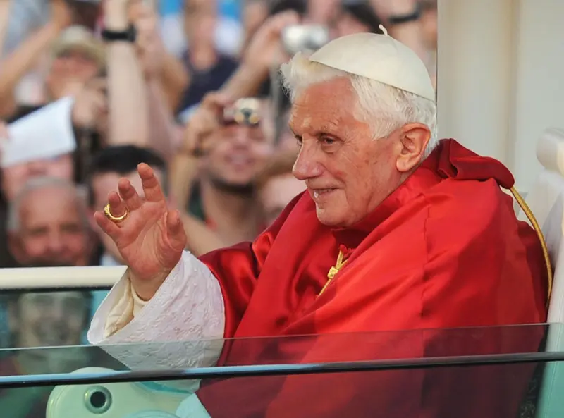  Archivo - Benedicto XVI sentado en su papam&oacute;vil durante su visita a Friburgo. - picture alliance / dpa - Archivo 