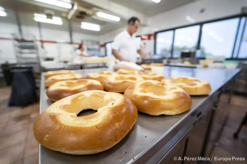  Pasteler&iacute;a artesanal elaborando dulces de navidad 