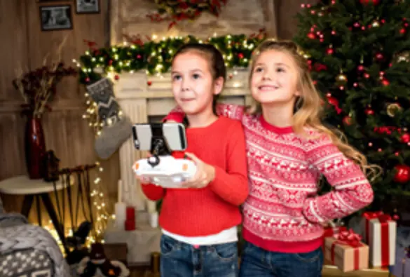  Ni&ntilde;as en navidad con un dron 