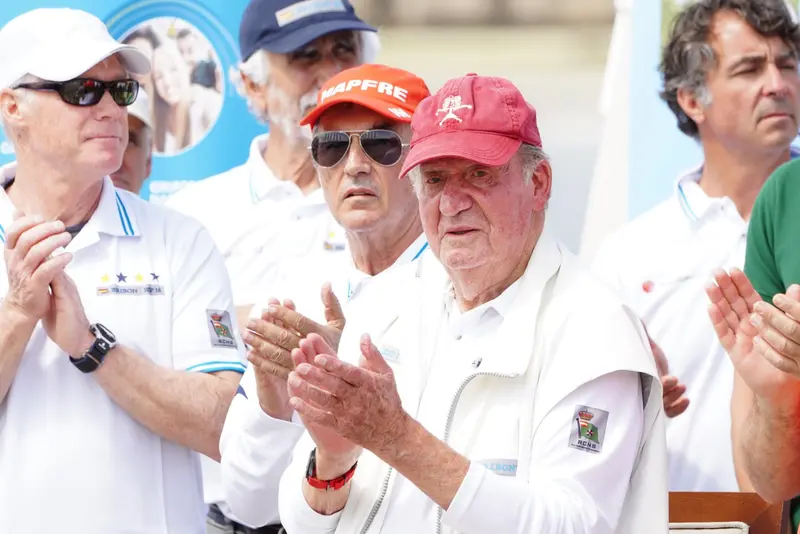  Archivo - El Rey em&eacute;rito Juan Carlos durante la entrega de premios en la clausura de la 3&ordf; Regata del IV Circuito Copa de Espa&ntilde;a 2022 de la clase 6 Metros a 22 de mayo de 2022, en Sanxenxo, Pontevedra - &Aacute;lvaro Ballesteros - Europa Press - Archivo 