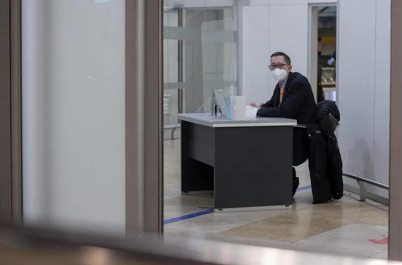  Un trabajador al tiempo que ha llegado un vuelo procedente de Chongqing (China), al aeropuerto Adolfo Su&aacute;rez Madrid-Barajas, a 3 de enero de 2023 