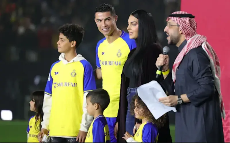  Cristiano Ronaldo junto a su familia, en su presentaci&oacute;n con el Al Nassr 